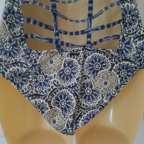 Retro Style Volcom Swimsuit - Picture 7 of 8